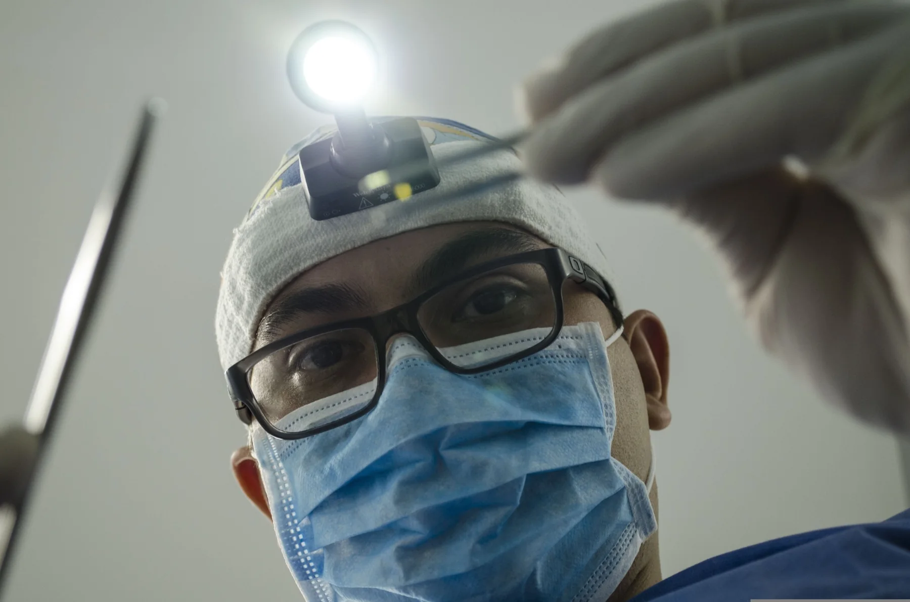 Dentista durante una visita