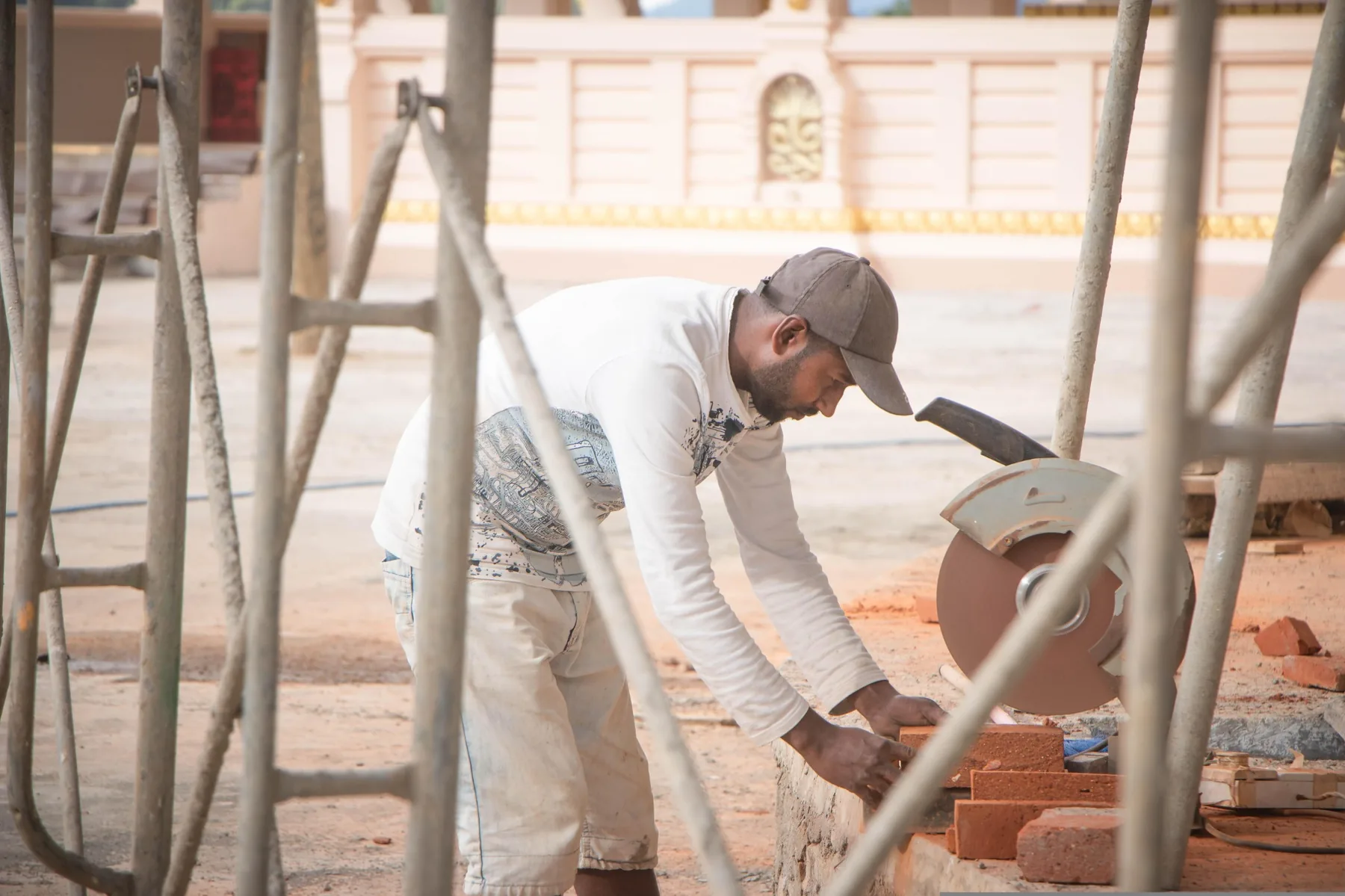 Artigiano al lavoro in cantiere