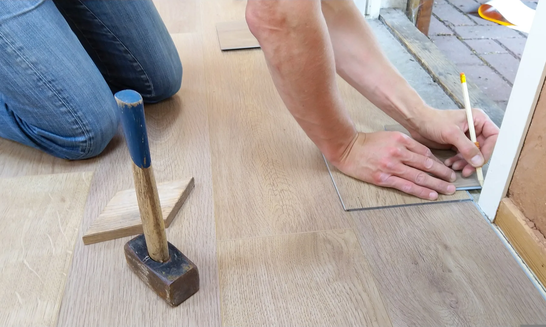 Posa di pavimento in legno