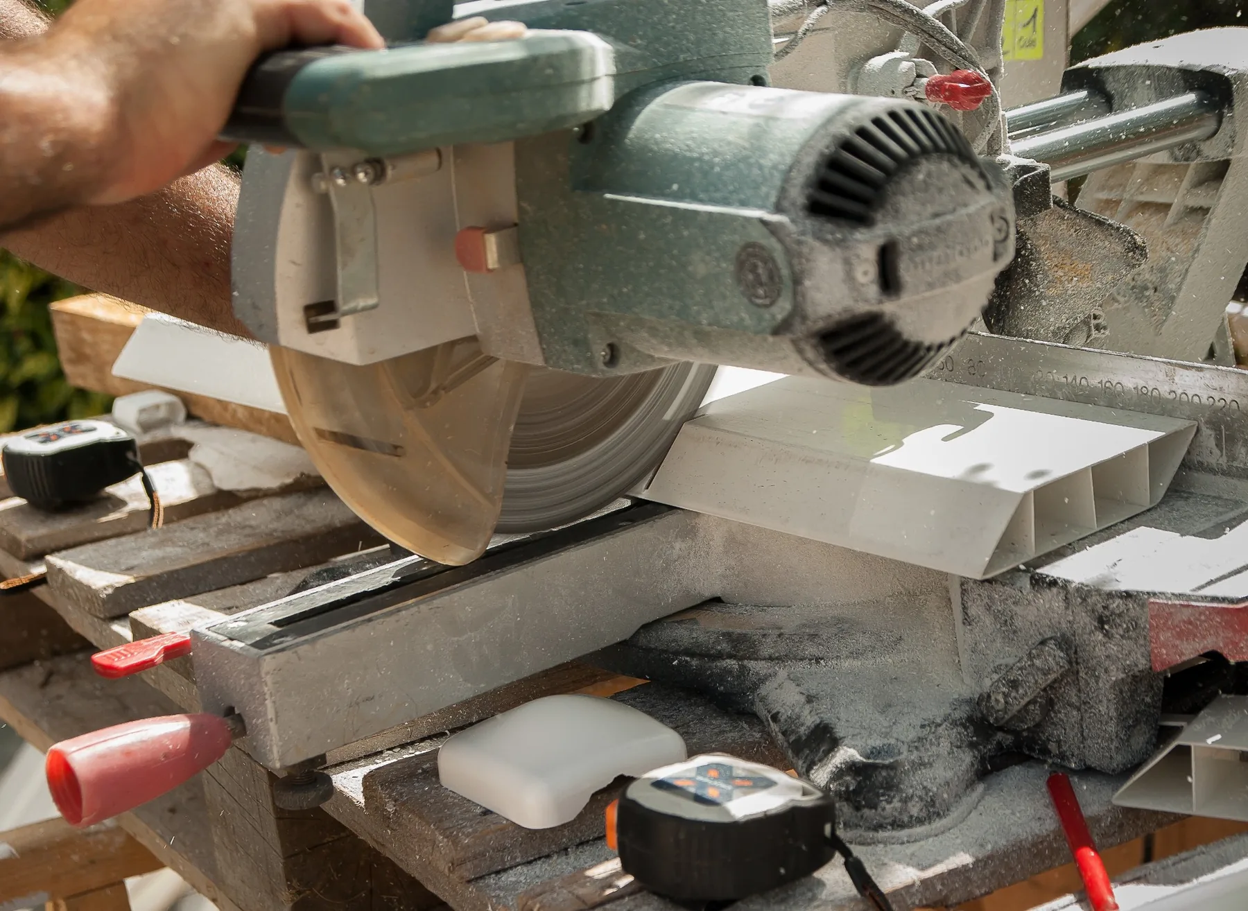 Taglio del legno con sega