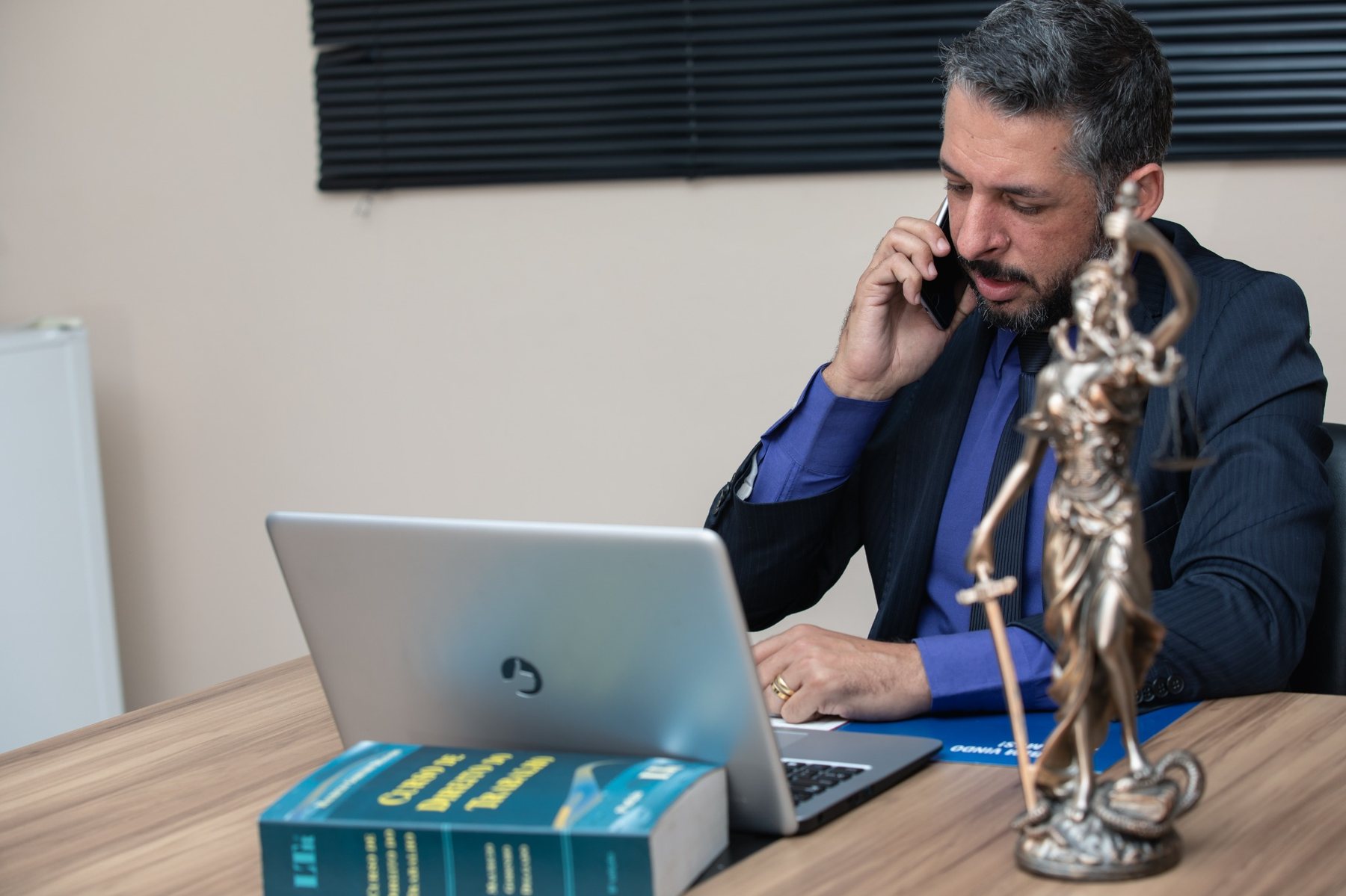 Professionista al telefono nello studio