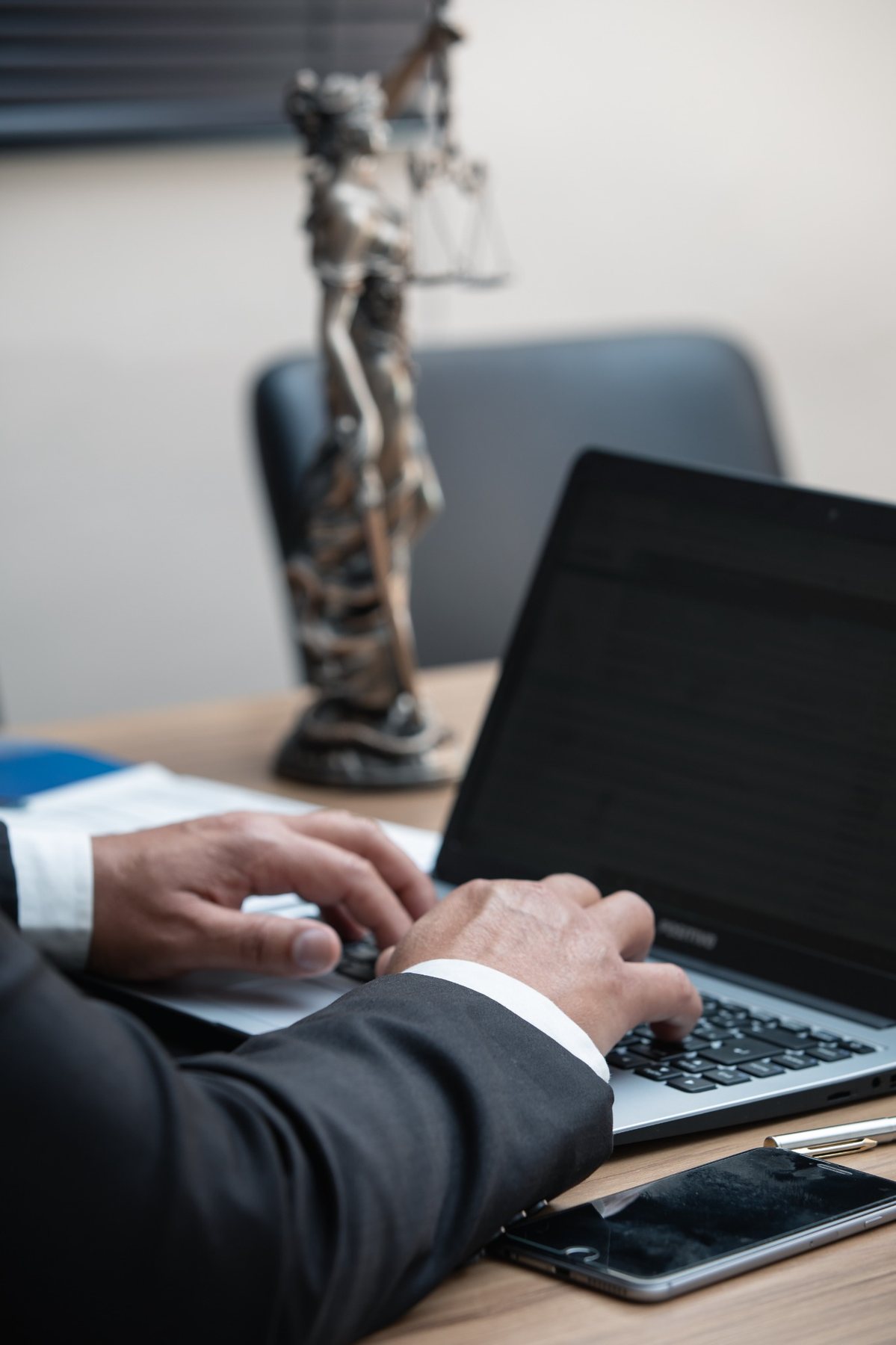 Lavoro al computer con documenti