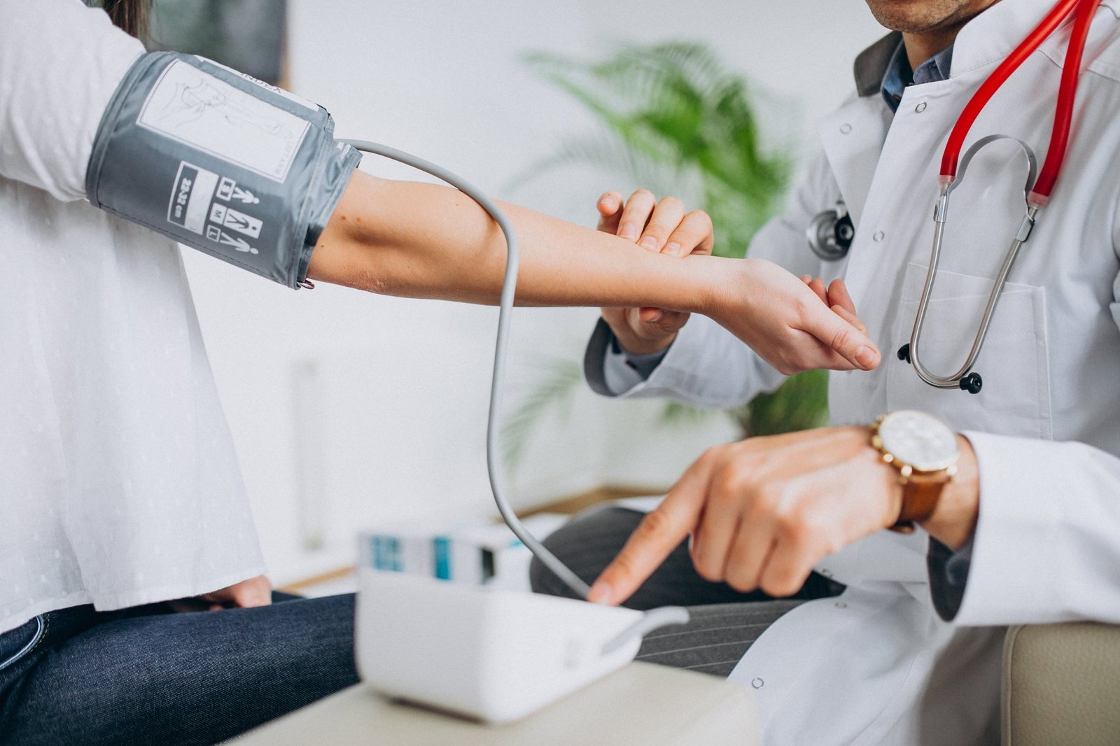 Misurazione della pressione in studio medico